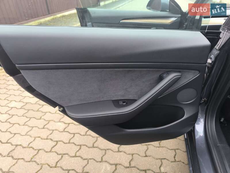 Седан Tesla Model 3 2021 в Володимирі