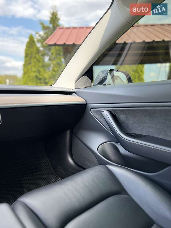 Седан Tesla Model 3 2018 в Броварах