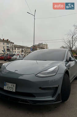 Седан Tesla Model 3 2021 в 