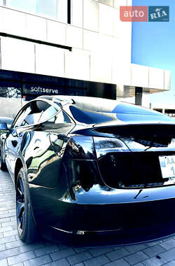 Седан Tesla Model 3 2022 в 