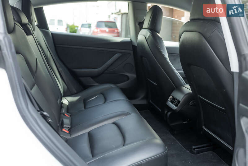 Седан Tesla Model 3 2021 в Криховцах