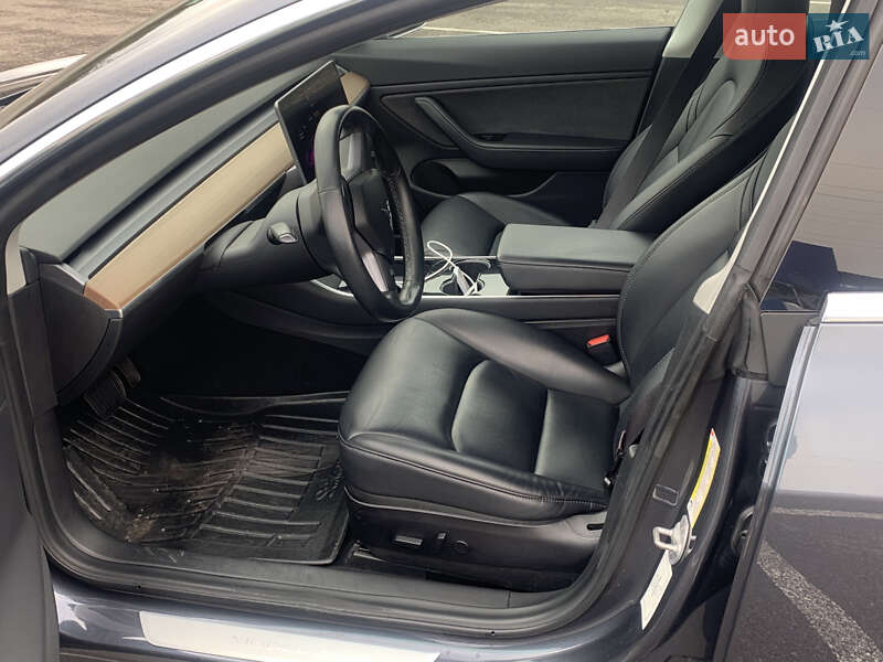 Седан Tesla Model 3 2019 в 
