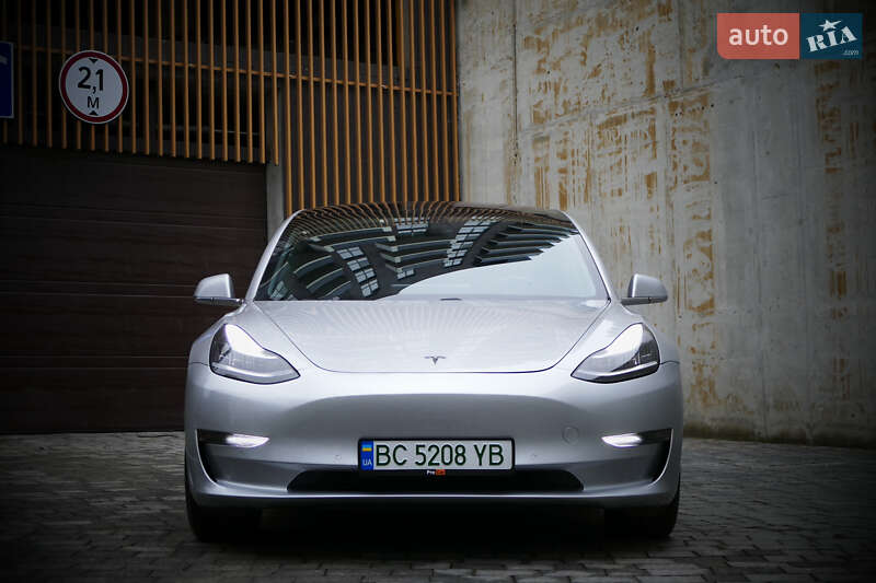 Седан Tesla Model 3 2018 в Львове