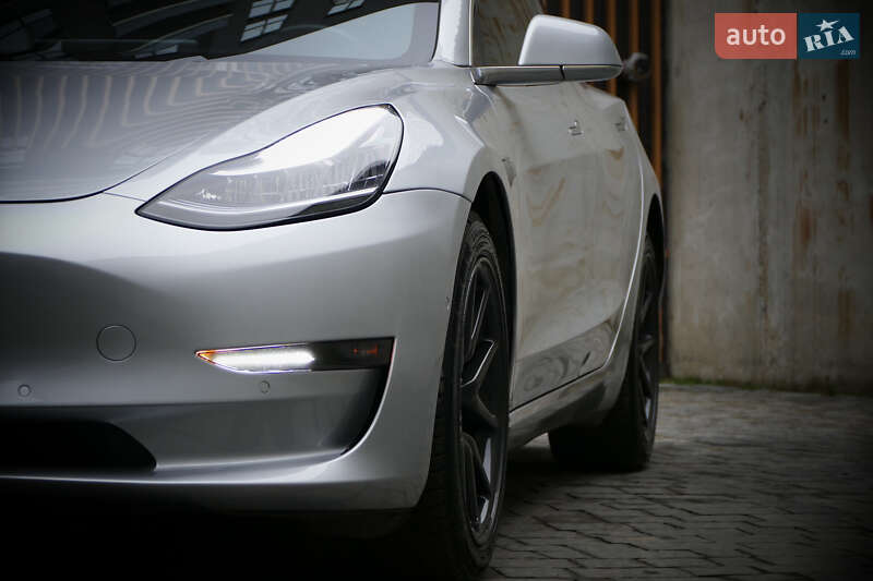 Седан Tesla Model 3 2018 в Львове
