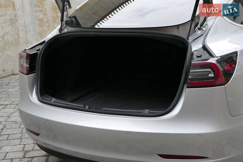Седан Tesla Model 3 2018 в Львове