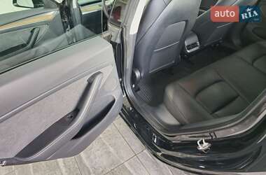 Седан Tesla Model 3 2022 в 