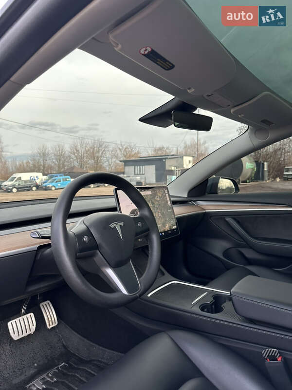 Седан Tesla Model 3 2023 в Львове