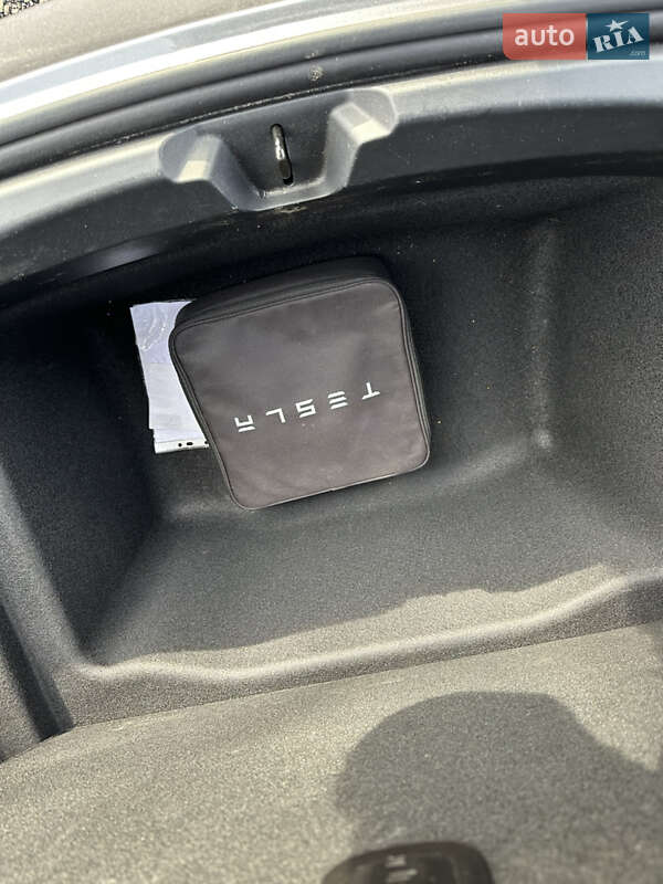 Седан Tesla Model 3 2023 в Львове