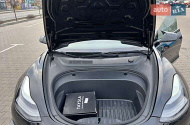Седан Tesla Model 3 2021 в 
