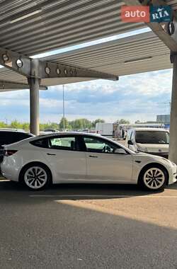 Седан Tesla Model 3 2022 в 