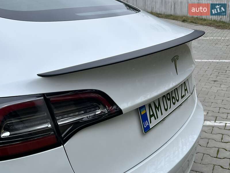 Седан Tesla Model 3 2022 в Коростені