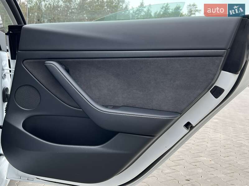 Седан Tesla Model 3 2022 в Коростені