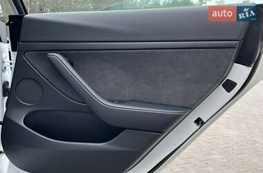 Седан Tesla Model 3 2022 в 