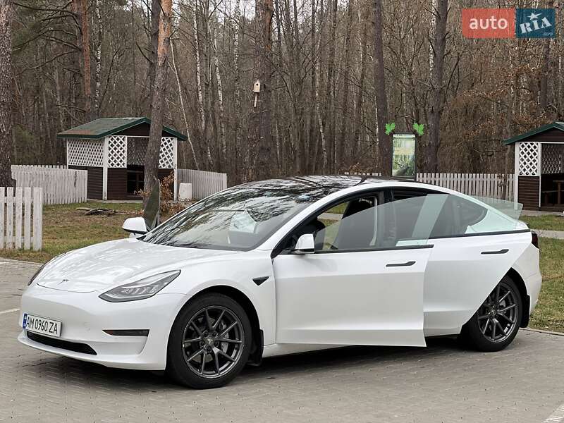 Седан Tesla Model 3 2022 в Коростені