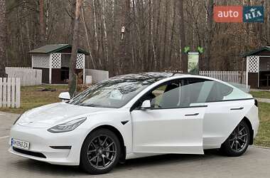 Седан Tesla Model 3 2022 в 