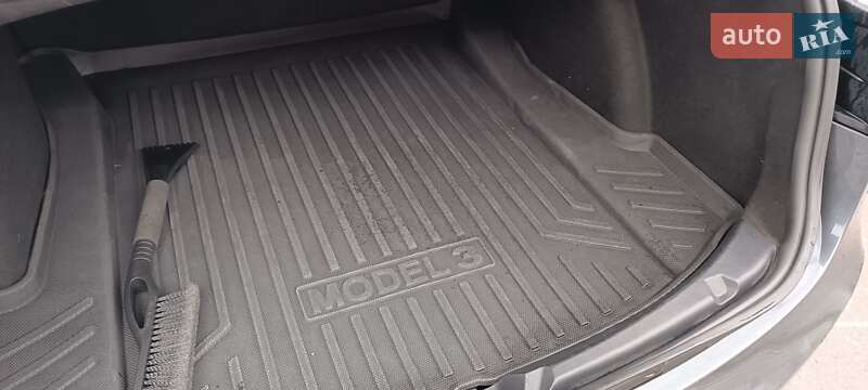 Седан Tesla Model 3 2018 в Чернигове