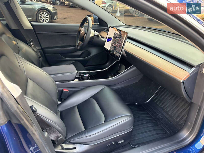 Седан Tesla Model 3 2020 в Чернівцях