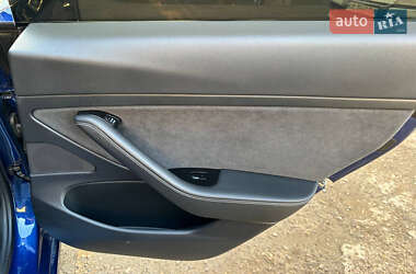 Седан Tesla Model 3 2020 в Черновцах