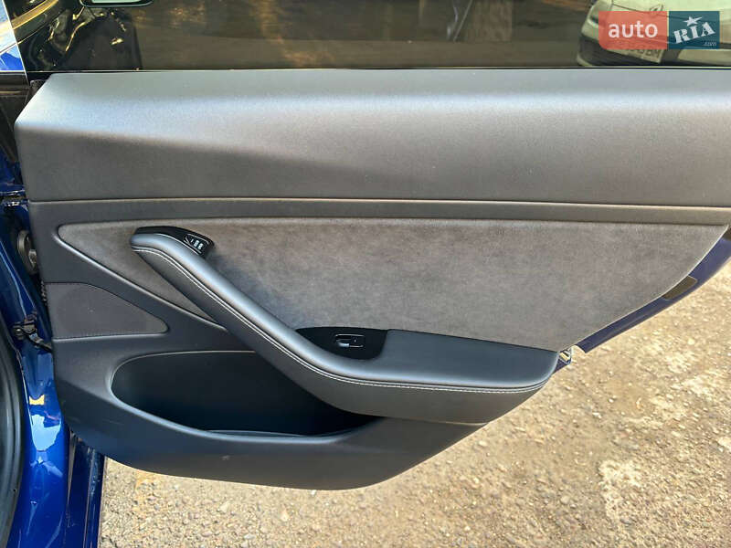 Седан Tesla Model 3 2020 в Чернівцях