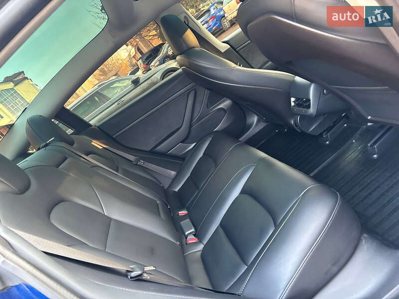 Седан Tesla Model 3 2020 в Чернівцях