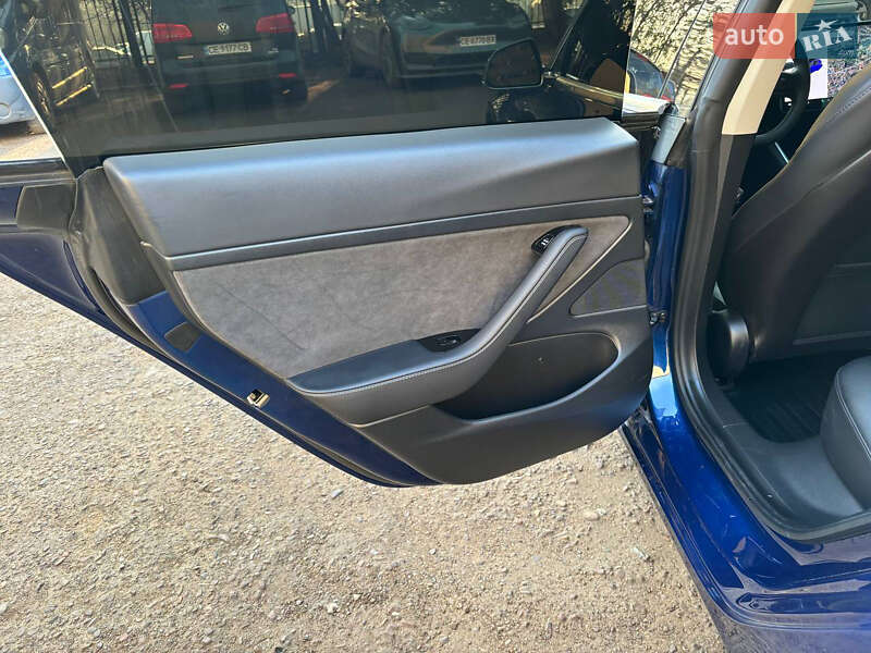 Седан Tesla Model 3 2020 в Чернівцях