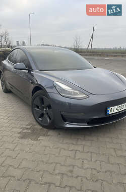 Седан Tesla Model 3 2021 в Бучі