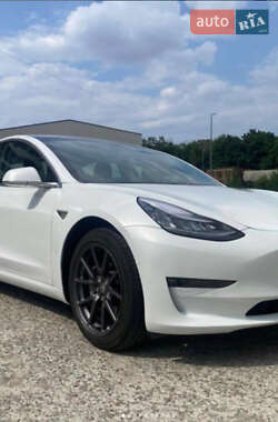 Седан Tesla Model 3 2018 в Бучі