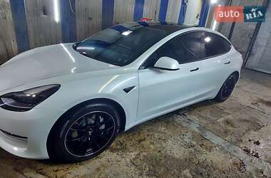 Седан Tesla Model 3 2022 в 