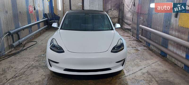 Седан Tesla Model 3 2022 в 