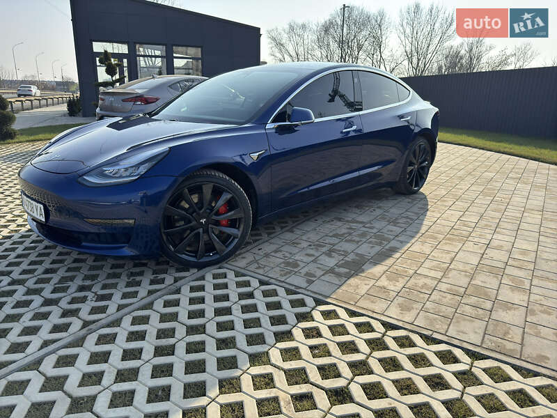 Седан Tesla Model 3 2019 в Ужгороде