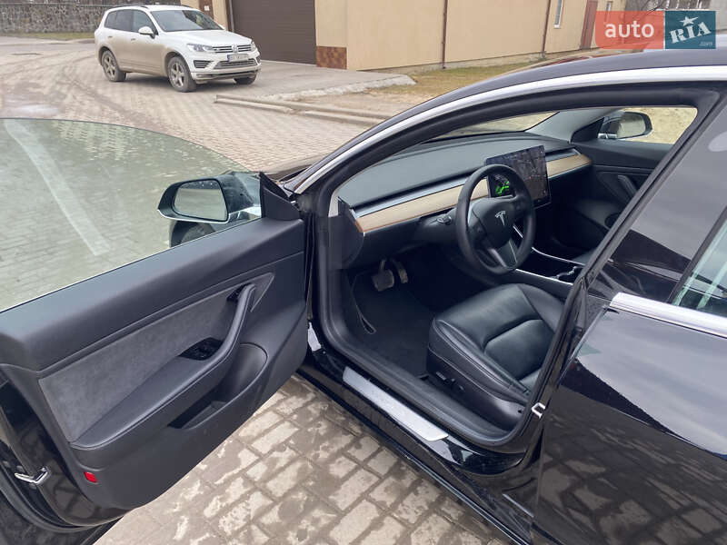 Седан Tesla Model 3 2019 в Городке