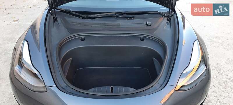 Седан Tesla Model 3 2020 в Ровно
