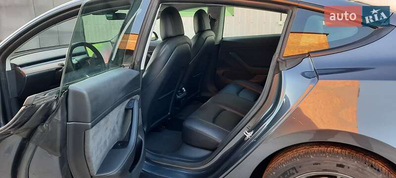 Седан Tesla Model 3 2020 в Ровно