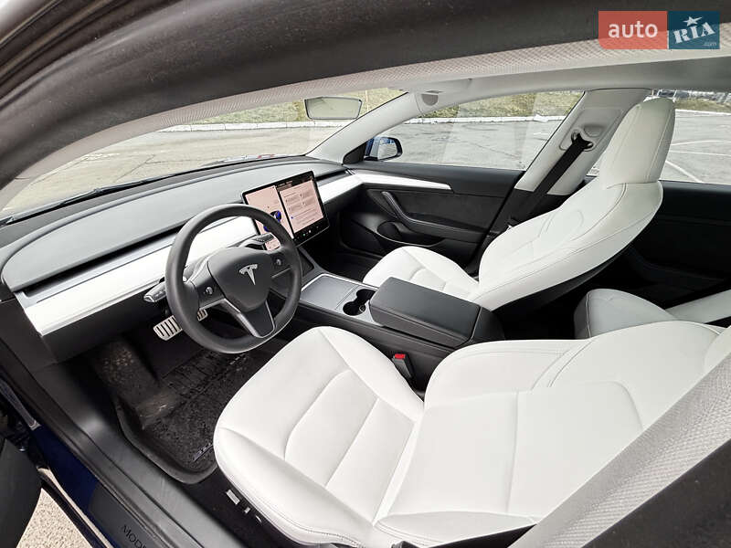 Седан Tesla Model 3 2023 в Львові
