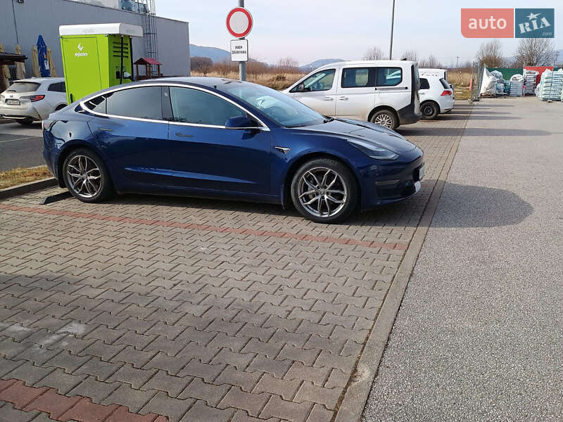 Седан Tesla Model 3 2019 в Ужгороде