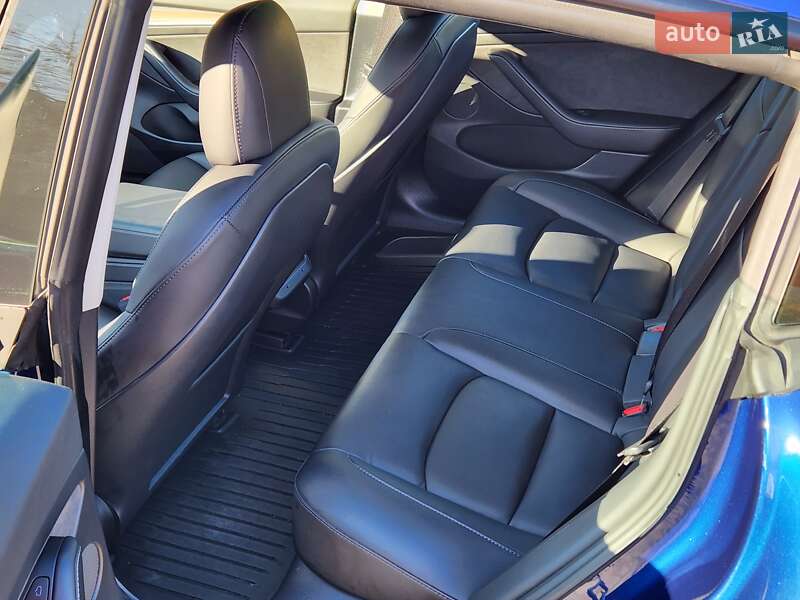Седан Tesla Model 3 2022 в Львове