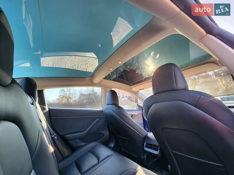 Седан Tesla Model 3 2022 в Львове