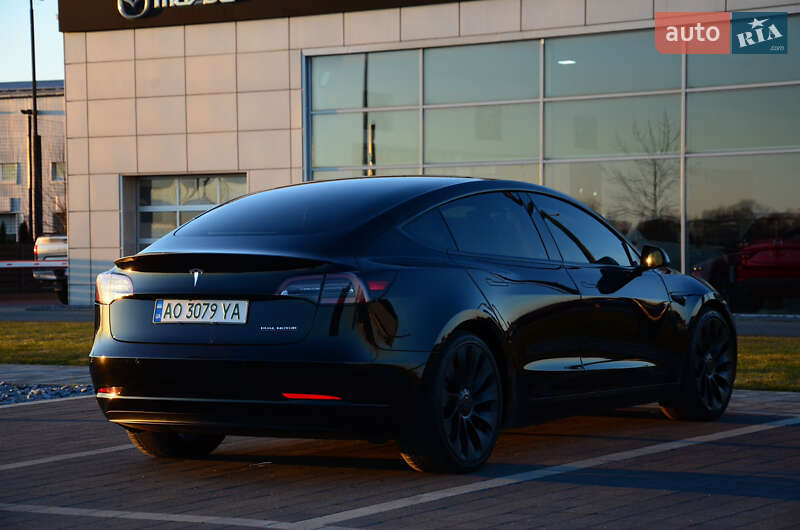 Седан Tesla Model 3 2021 в Мукачево
