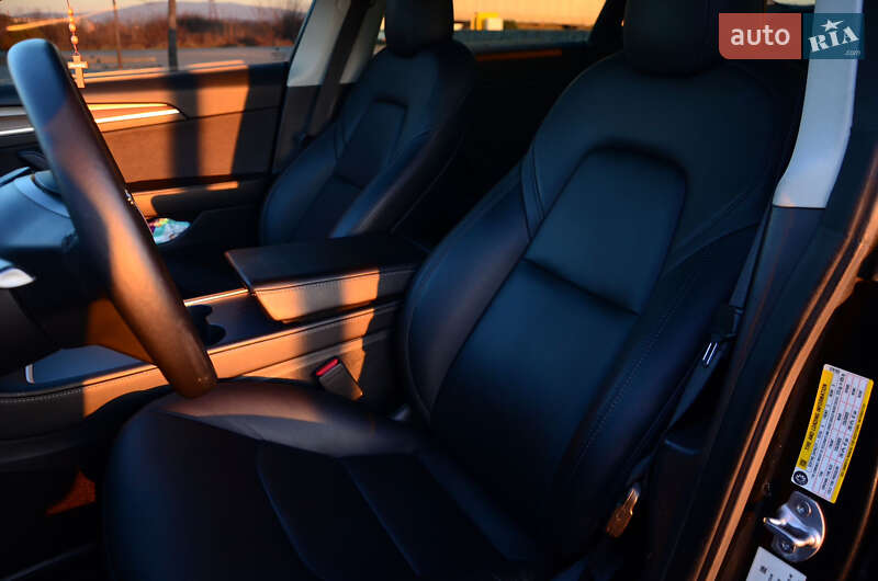 Седан Tesla Model 3 2021 в Мукачево