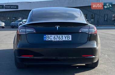Седан Tesla Model 3 2022 в 