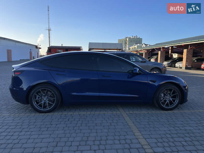 Седан Tesla Model 3 2021 в Львові