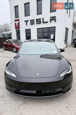 Седан Tesla Model 3 2024 в 