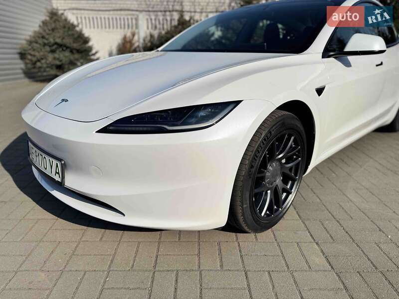 Седан Tesla Model 3 2023 в 