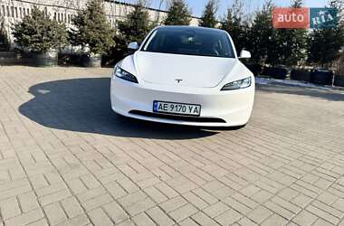 Седан Tesla Model 3 2023 в 