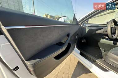 Седан Tesla Model 3 2023 в 