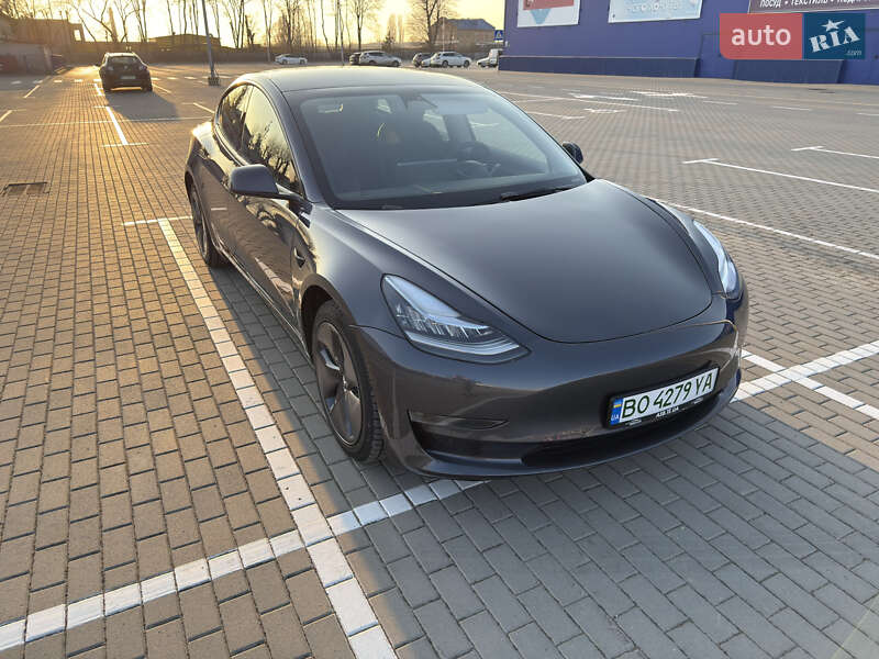 Седан Tesla Model 3 2022 в 