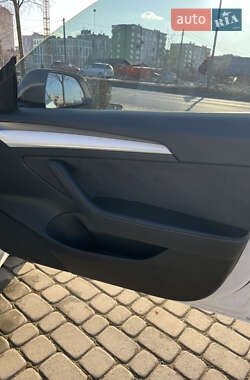 Седан Tesla Model 3 2021 в 