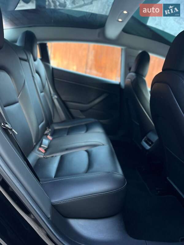 Седан Tesla Model 3 2019 в Львові