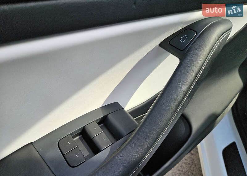 Седан Tesla Model 3 2021 в Киеве