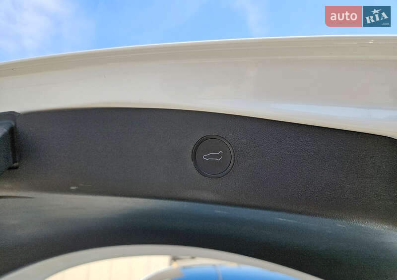 Седан Tesla Model 3 2021 в Киеве